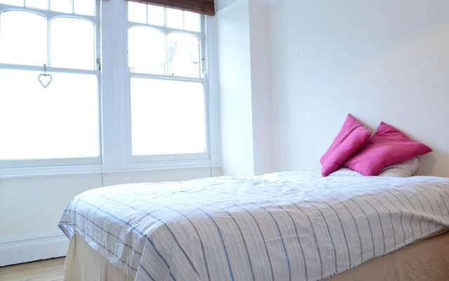 Shepherd&#39;s Bush 2 Bedroom Flat With Garden
