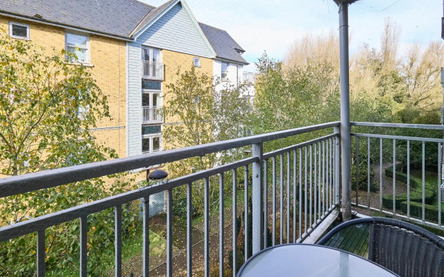 Bingley Court - Open plan apartment near Canterbury East Station