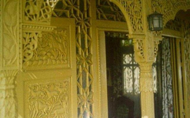 Royal Dandoo Palace - House Boat