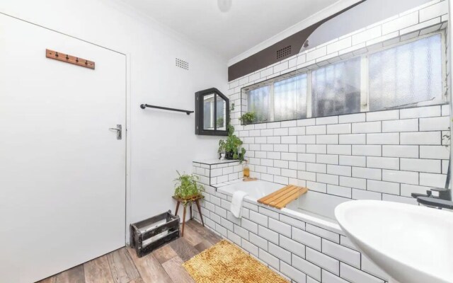 Modern and Stylish 2 BD House in Claremont