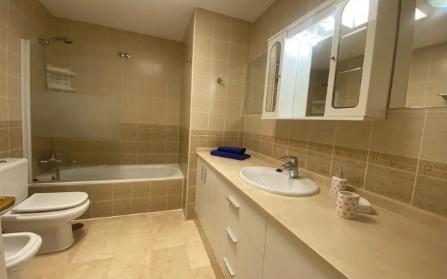 Spacious Apartment With Jacuzzi and Pool Access