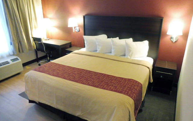 HomeTowne Studios by Red Roof & Conference Center Cortland