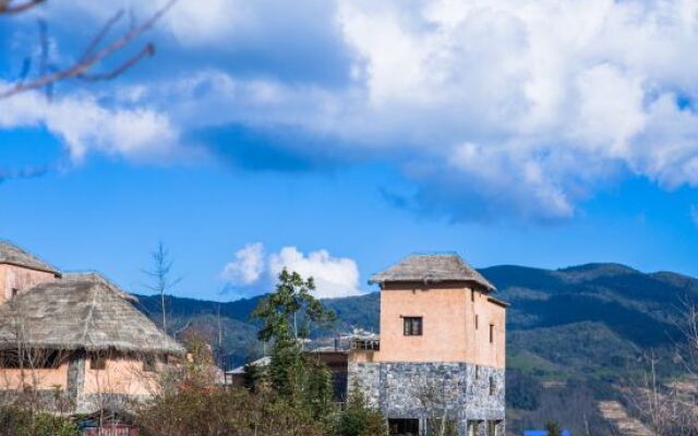 Yuanyang Yuanshe Mulaya Homestay (Terraced Field Scenic Area)