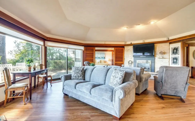 Enchanting Coos Bay Sanctuary w/ Lush Views!