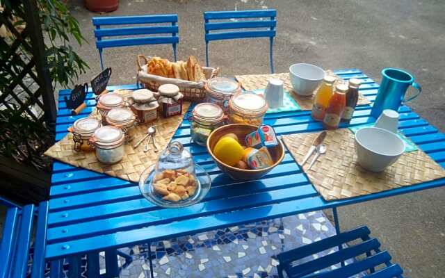 Fa Mille Maison Bleue