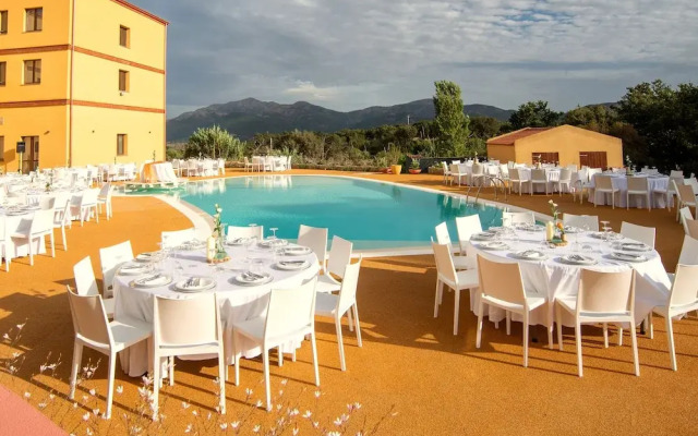 Hotel with swimming pool in Arbus