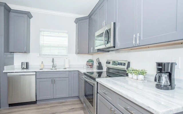 Exquisite Home Near Streetcar & French Quarter!