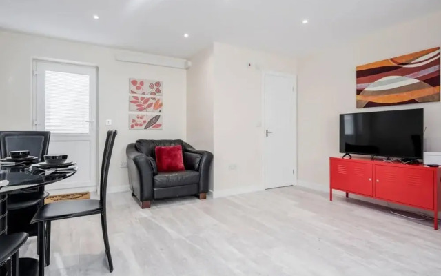 Cosy 2BR Maisonette Near Hospital & Stations