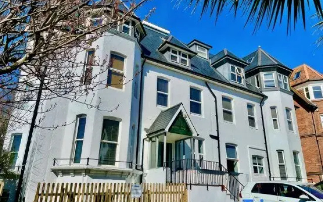 Beautiful Family Apt w/ Free Gym & Parking