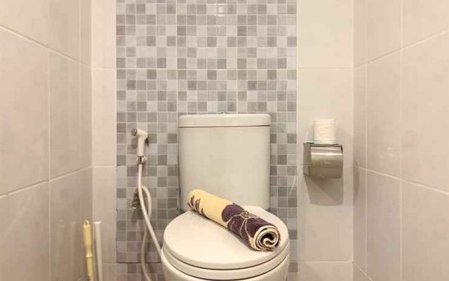 Luxurious and Modern Studio at 7th Floor Tokyo Riverside PIK 2 Apartment By Travelio – Bathroom – Jakarta