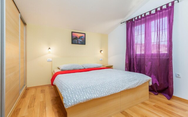 Awesome Home in Liznjan With Wifi and 2 Bedrooms