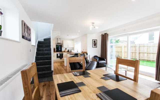 Superb Detached Coach House in Peaceful Location!
