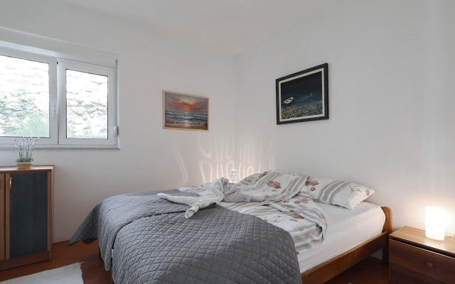 Apartment Djurdja - 20 m from beach : A2 Luka Murter, Island Murter