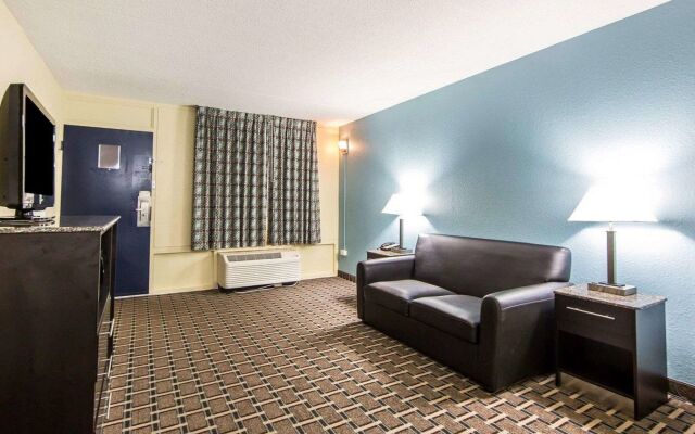 OYO Hotel Knoxville TN Cedar Bluff I-40