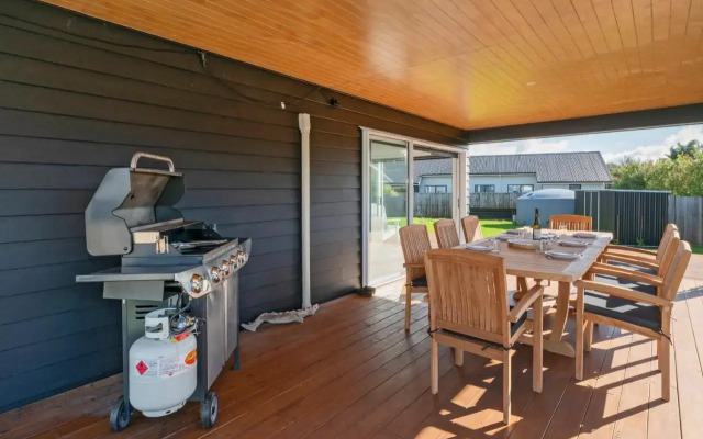 Sundaze Escape - Cooks Beach Holiday Home