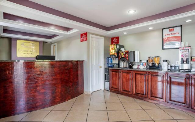 Econo Lodge Inn & Suites