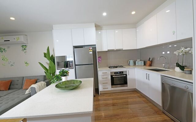 Preston Spacious 2-BRM Apt. Free-Parking