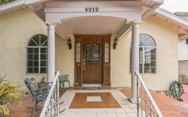 Russell House Near Hollywood & Griffith Park 3 Bedroom Home
