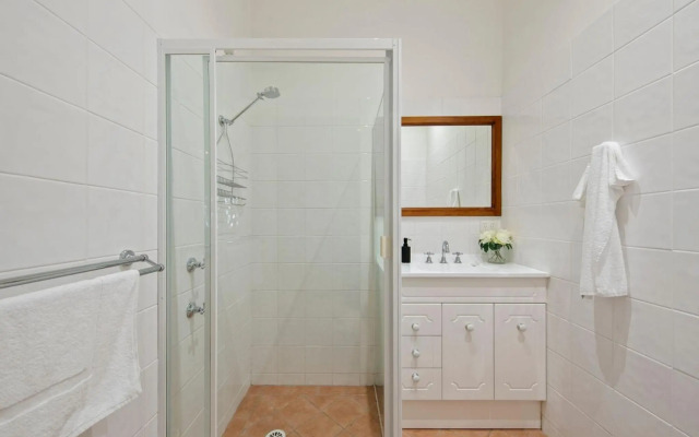 Brokenback Vineyard Luxe Homestead at Oakvale Wines