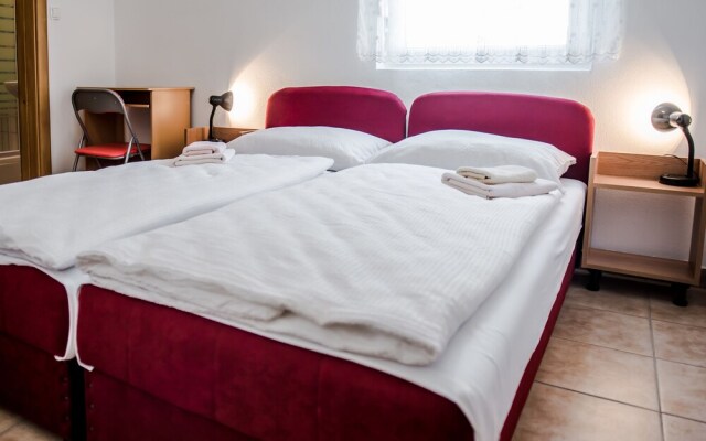 Family guesthouse in forest Ana & Stjepan Nikolic