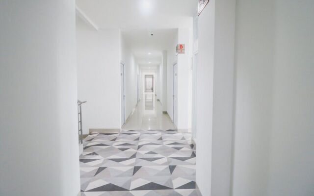 RedDoorz Plus near Living Plaza Jababeka