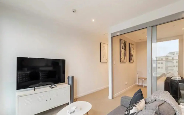 Contemporary Apt - Free Parking