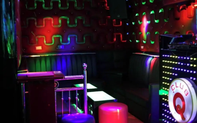 Q Nuts Lounge And Suites