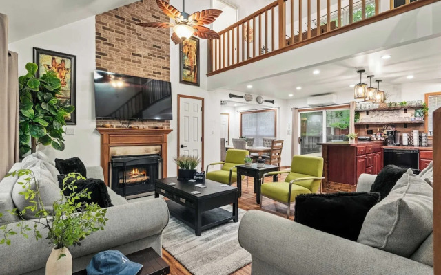 Stylish Mountain Retreat w/ Hot Tub & Firepit Penn Estate Getaway by Avantstay