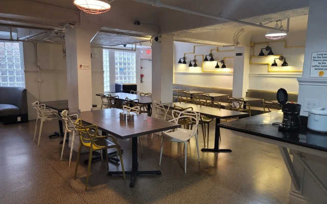 Ansonia Hotel - Hostel