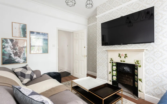The Emmanuel Orchard - Central 4BDR Home with Parking
