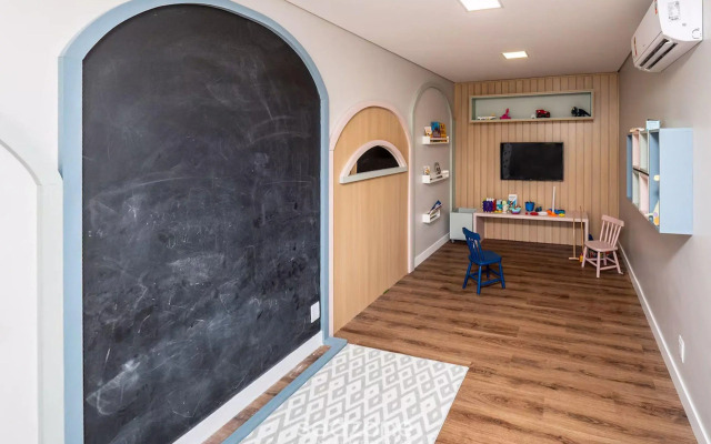 Apto de alto padrão em cond. 700m da praia CCI210