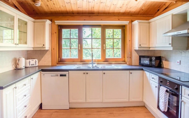 Oak Lodge With Hot Tub, Kingfishers