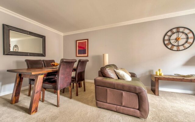 Gorgeous 2BR City Centre Apt with Parking