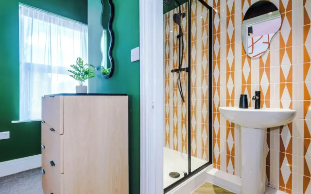 Modern 4-Bedroom in Manchester