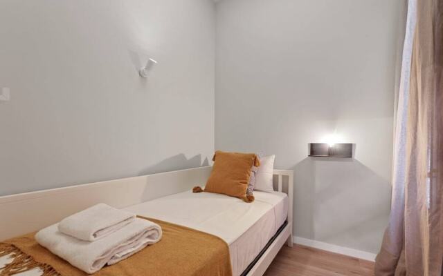 Designer 4 Bed Apt W Balcony Near Placa Catalunya