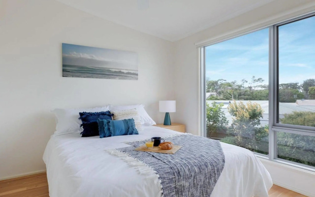 Aloha - direct beach access from property