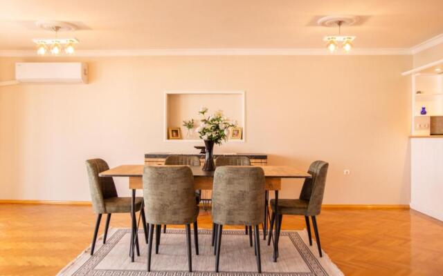 Spacious Flat With Sea View In Zmir Karsiyaka