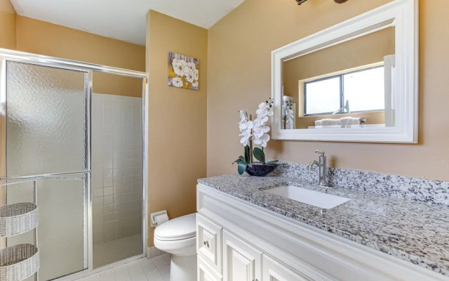 Near Beaches: Pet-friendly Sunrise Escape w/ Patio