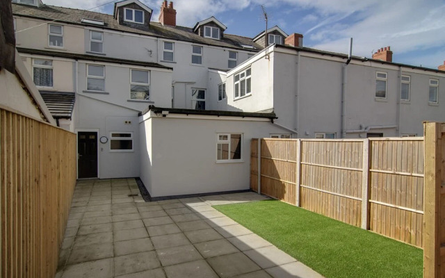 2 Bedrooms Sleeps 6 Near Top Blackpool Attractions