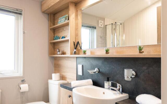 Lilac Lodge with Hot Tub