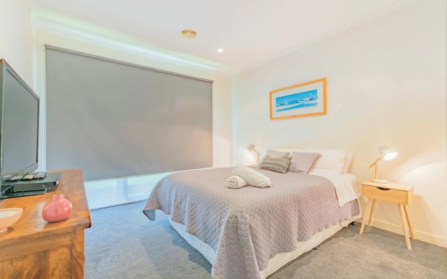 3 Bedroom Condo - Access to Pool Torquay