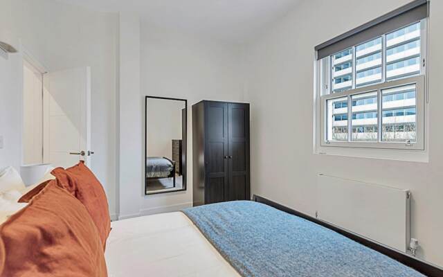 Sunny 2-bed Flat in Chiswick