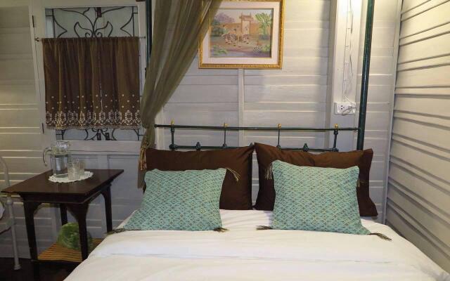 Siri Suvan at Rambuttri Guest House