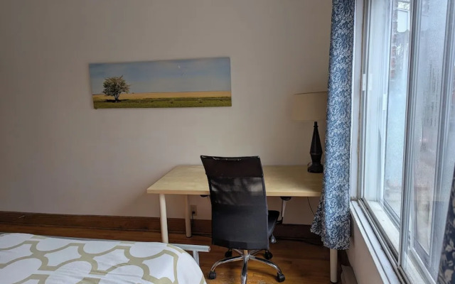 Apartment near Metro Monk Station