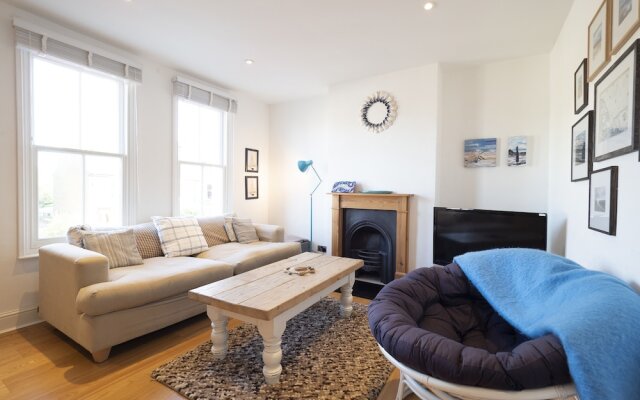 Sail Away - 2-Bed Apartment by the Beach