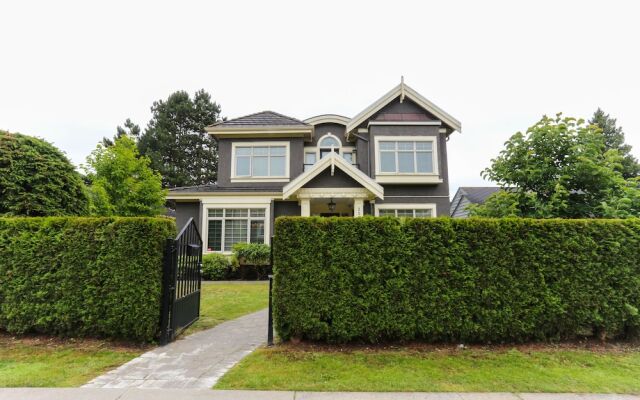 Grand 4 Bedroom Vacation House near Vancouver Downtown