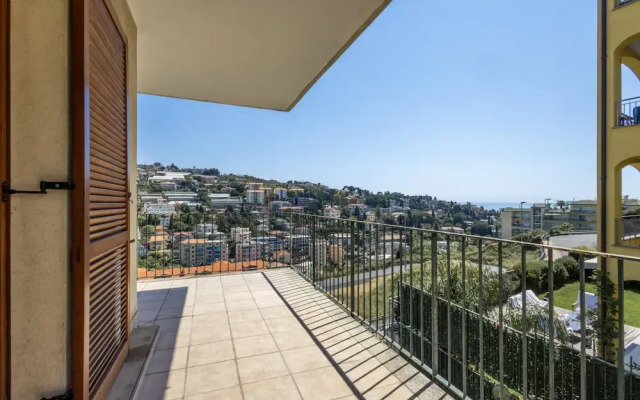 Spacious Apartment With Terrace by Wonderful Italy