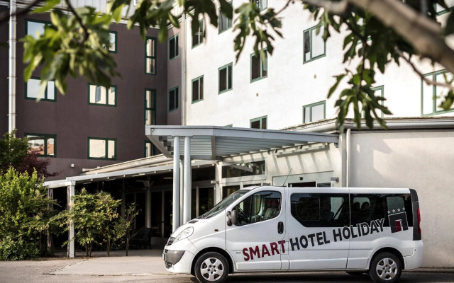 Smart Hotel Holiday