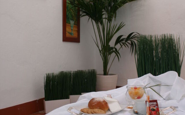 Sevilla Embassy All i-n eed
