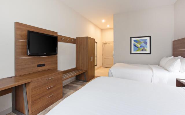 Holiday Inn Express & Suites Corona by IHG